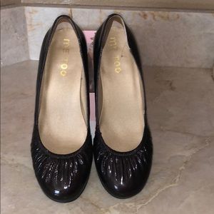 Me too brand chocolate patent wedges size 8